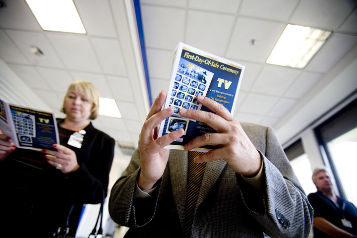 gleason-stamp-unveil-081109A